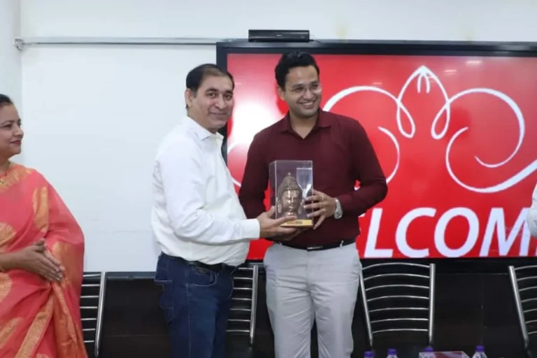 Bibhash Sharma felicitating Abhinav J. Jain IAS, Rank 14, top scorer in UPSC Sociology Optional for UPSC at Elite IAS