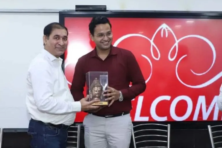 Bibhash Sharma felicitating Abhinav J. Jain IAS, Rank 14, top scorer in UPSC Sociology Optional for UPSC at Elite IAS